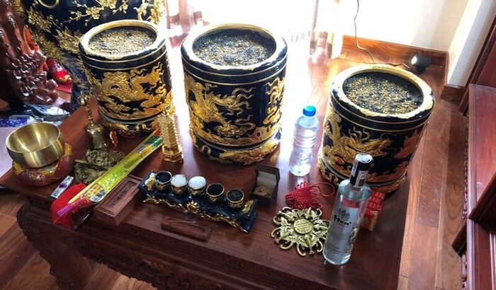 Tư vấn trả lời câu hỏi bố trí bàn thờ 4 bát hương có được không Tư vấn trả lời câu hỏi bố trí bàn thờ 4 bát hương có được không